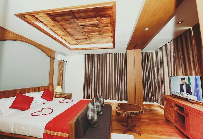 اتاق لوکس با چشم‌انداز شهر, Thipaw