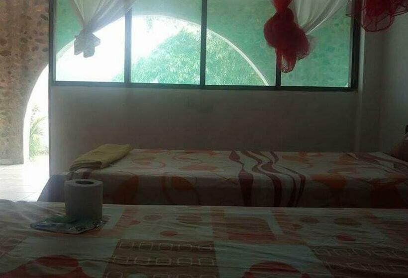 اتاق ساده سه‌ نفره, Lobo Hostel   Rurrenabaque