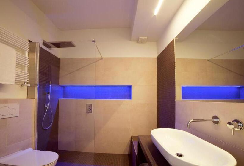 اتاق استاندارد سه تخته با چشم‌انداز استخر, Cascina36 B&b