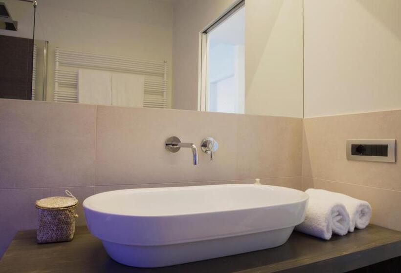 חדר סטנדרט לשלושה עם נוף לבריכה, Cascina36 B&b