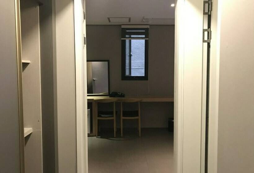 חדר דלוקס, Happy Day