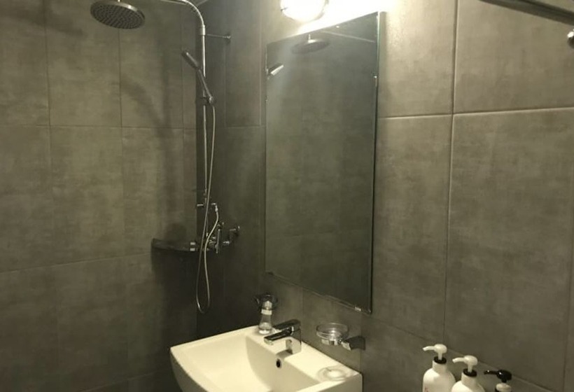 חדר דלוקס, Happy Day