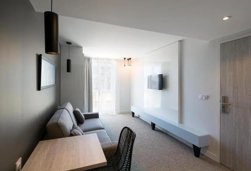 Sviitti Puutarhanäkymä, Logis Hôtel Les Pins   Opéralia