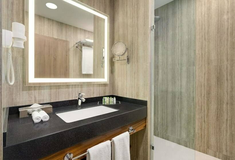 Quarto Estandar, Wyndham Garden Astana