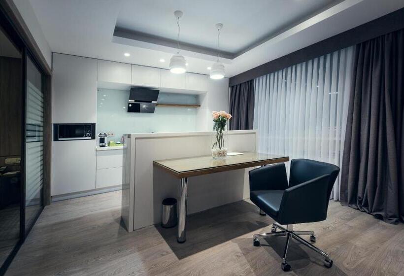 Suite Kingsize Bett, Wyndham Garden Astana