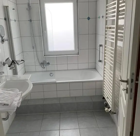 سوییت جونیور با بالکن, Suite Hotel Villa Erika