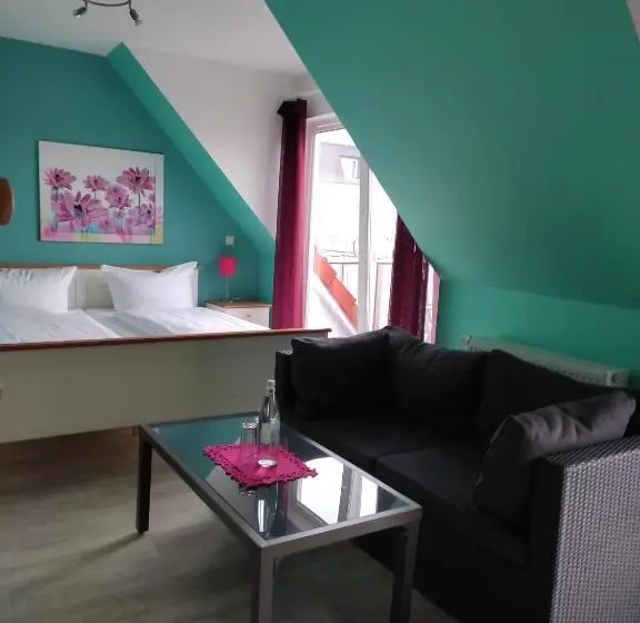 سوییت جونیور با چشم‌انداز دریا, Suite Hotel Villa Erika