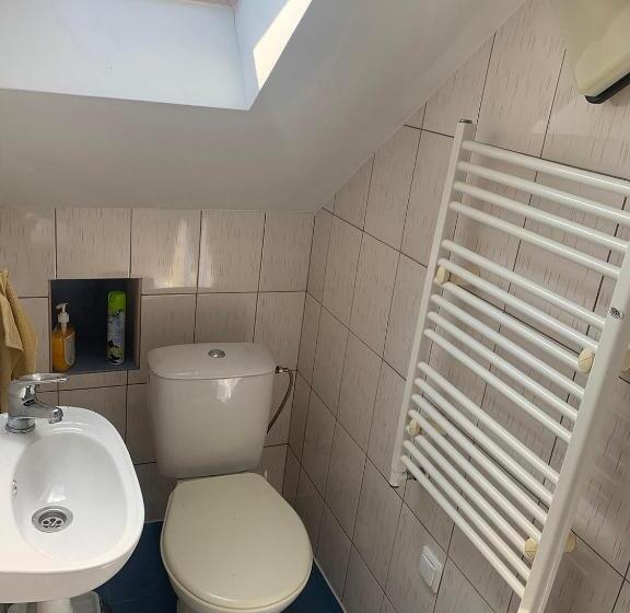 اتاق اکونومی, Artless