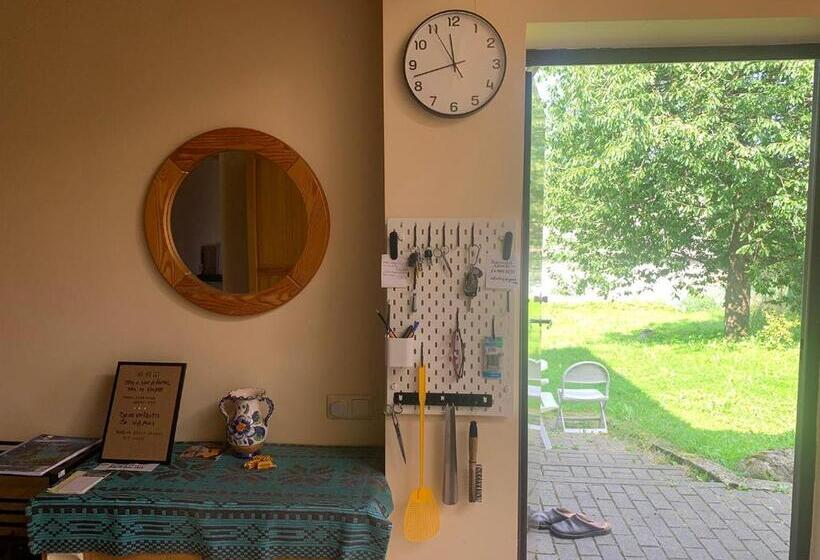 اتاق اکونومی, Artless