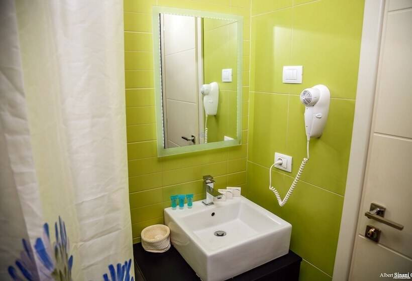 غرفة قياسية ثلاثية, Arc Hotel Tirana