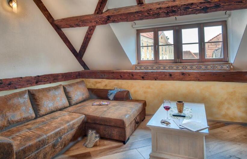 سوییت, Hiša Linhart, Hotel & Restaurant