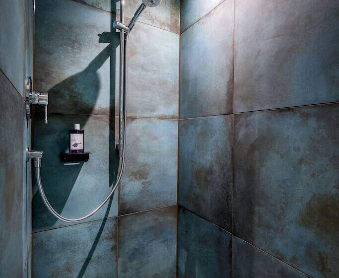 Camera Deluxe Singola, Frechdachs