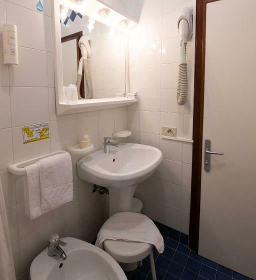 Standardzimmer mit seitlichem Meerblick, Parigi