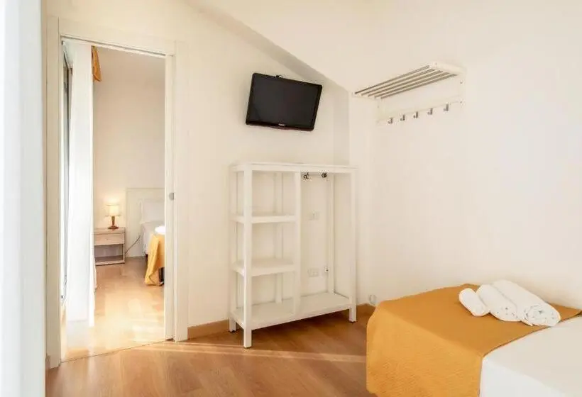 Standard Triple Room with Terrace, Parigi