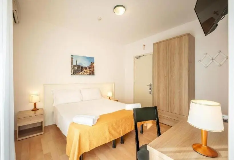 Standard Triple Room with Terrace, Parigi