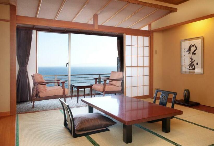 غرفة قياسية مطلّة علي البحر, Kissho Caren