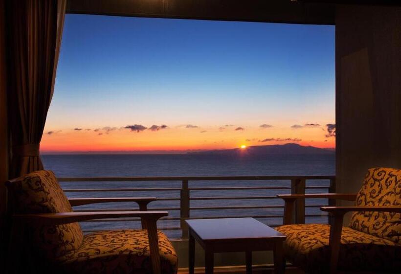 غرفة قياسية مطلّة علي البحر, Kissho Caren