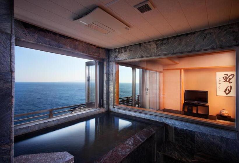 غرفة قياسية مطلّة علي البحر, Kissho Caren