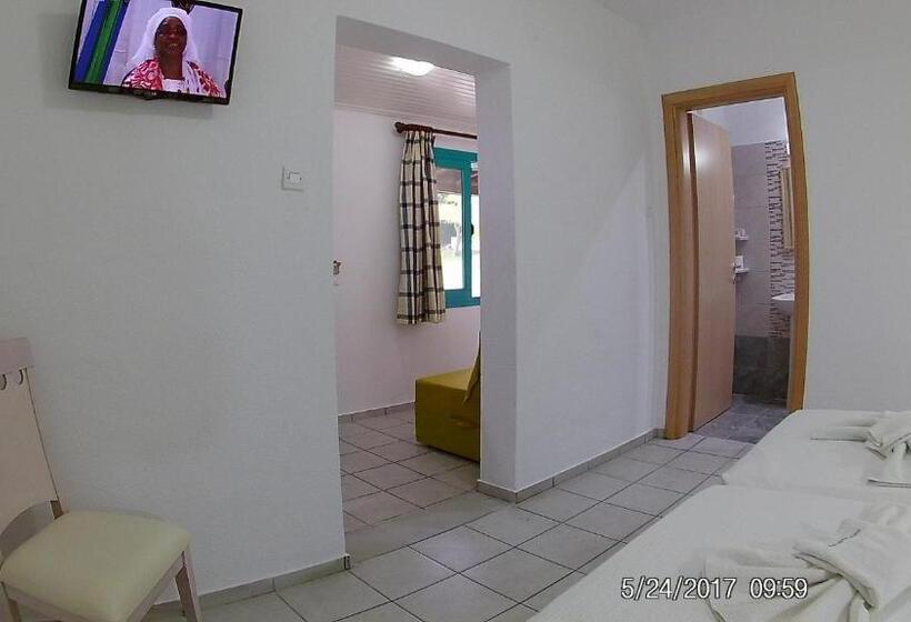 标准平房, Angeliki Beach