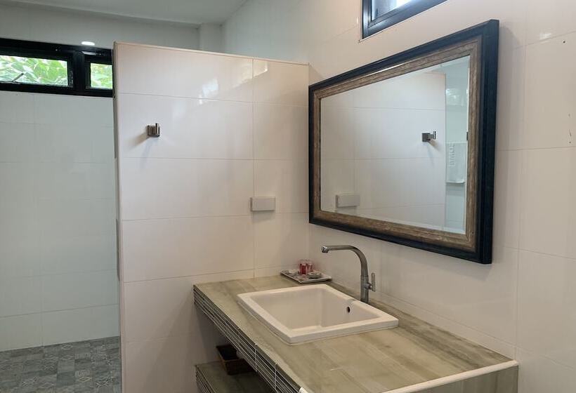 豪华三人间, Busaya Resort & Cuisine