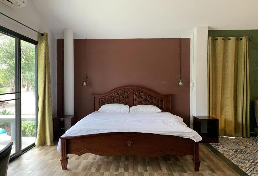 家庭间, Busaya Resort & Cuisine