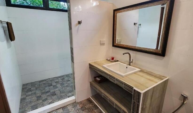 豪华三人间, Busaya Resort & Cuisine