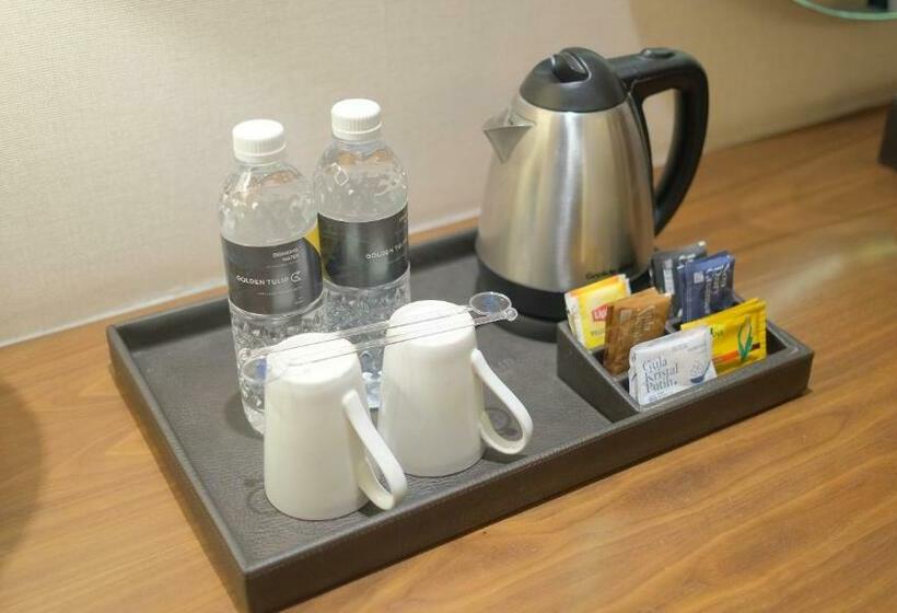 带大床的豪华间, Golden Tulip Holland Resort Batu