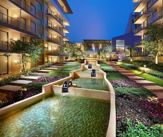 Номер Deluxe, Golden Tulip Holland Resort Batu