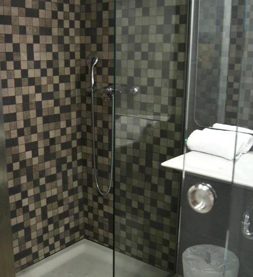 豪华三人间, Bed&breakfast 10 Girona