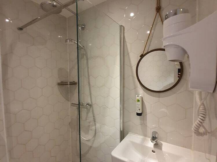 Economy Quadruple Room, Heye 130