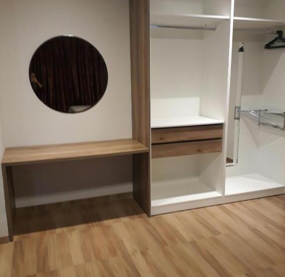 디럭스 룸, Pak Suites