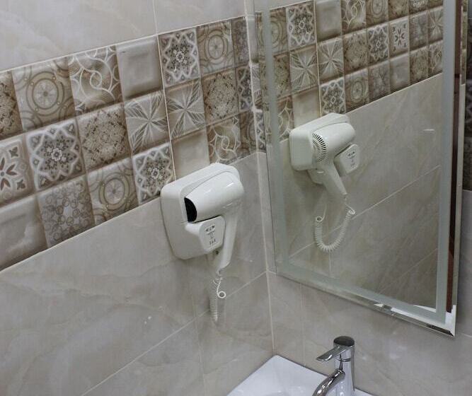 اتاق خانوادگی, East House