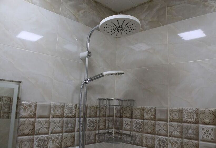 اتاق خانوادگی, East House