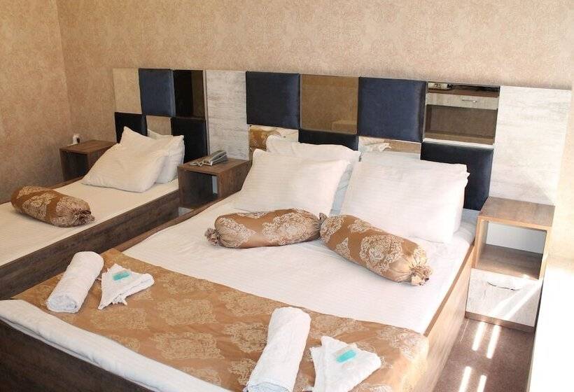 اتاق خانوادگی, East House