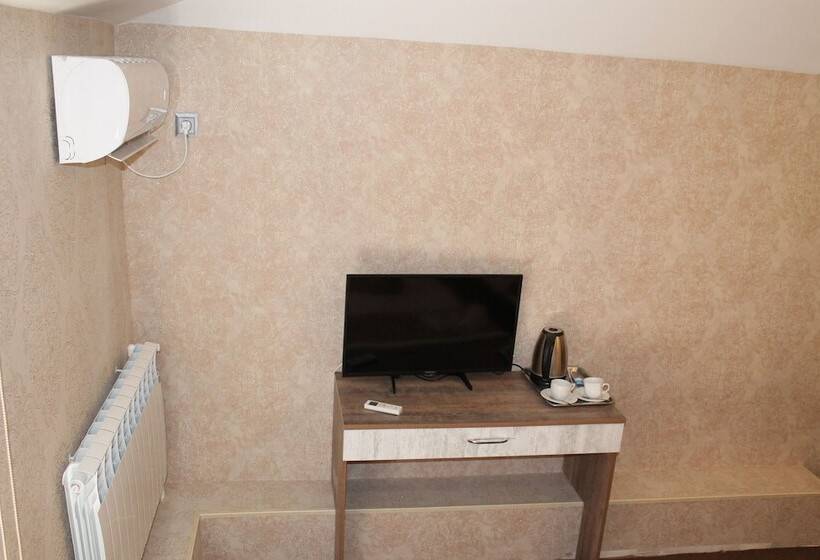 اتاق خانوادگی, East House