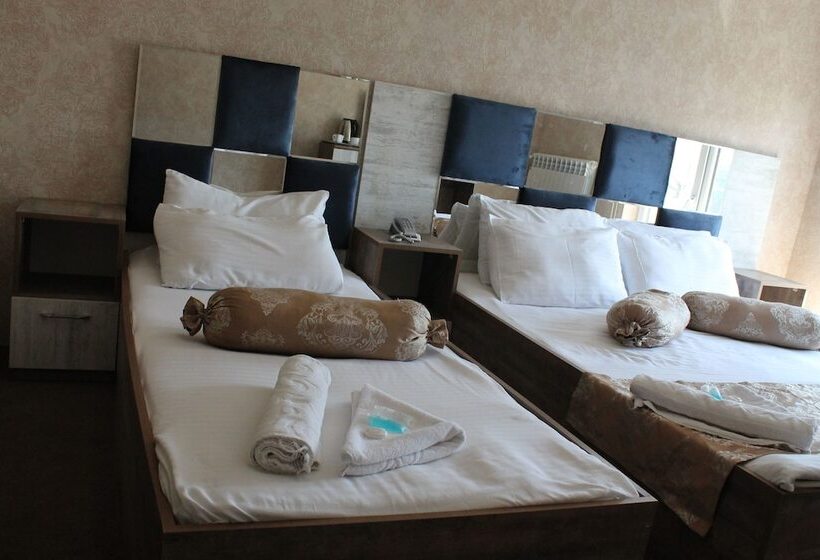 اتاق خانوادگی, East House