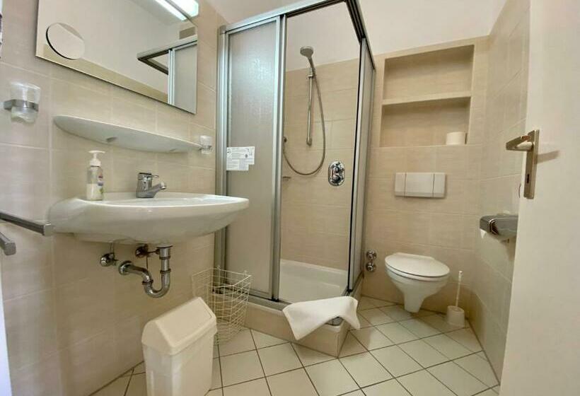 스탠다드 룸, Adamidis