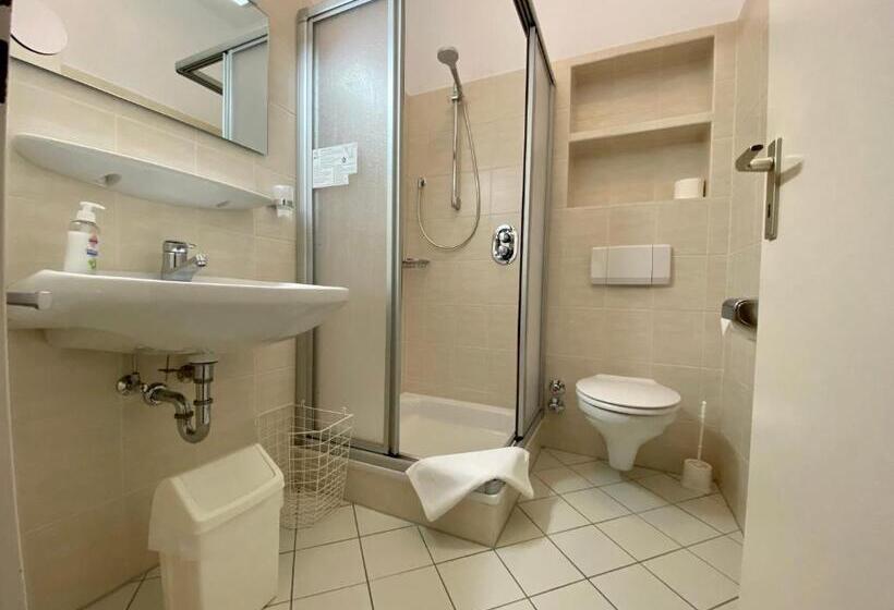 스탠다드 룸, Adamidis