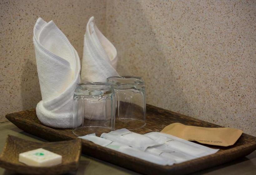 غرفة ديلوكس مطلة على حمام السباحة, The Tito Suite Residence
