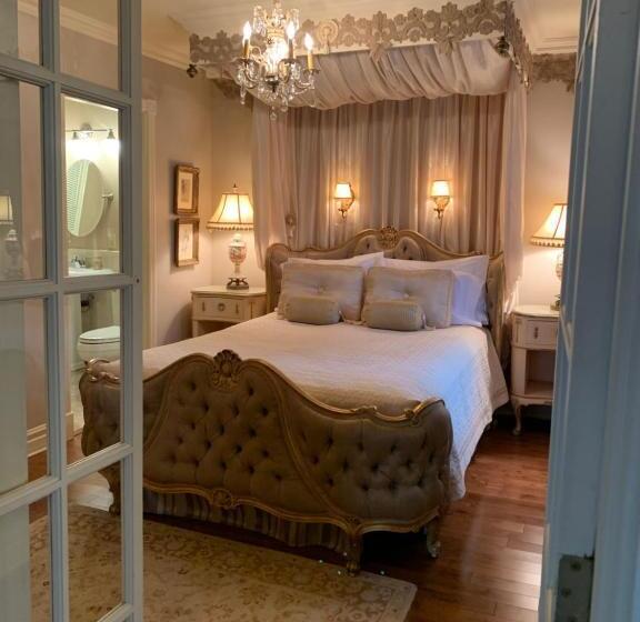 جناح إدارى, Russell Manor Bed & Breakfast