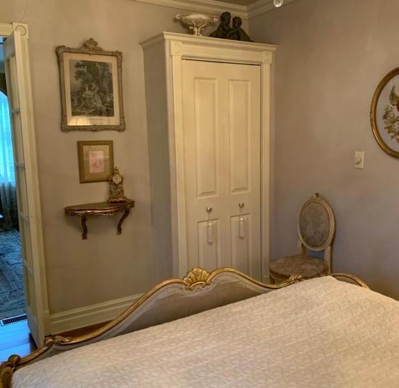 جناح إدارى, Russell Manor Bed & Breakfast