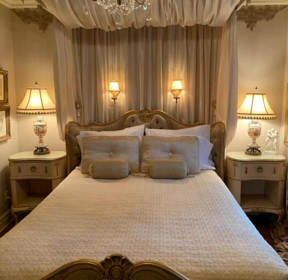جناح إدارى, Russell Manor Bed & Breakfast