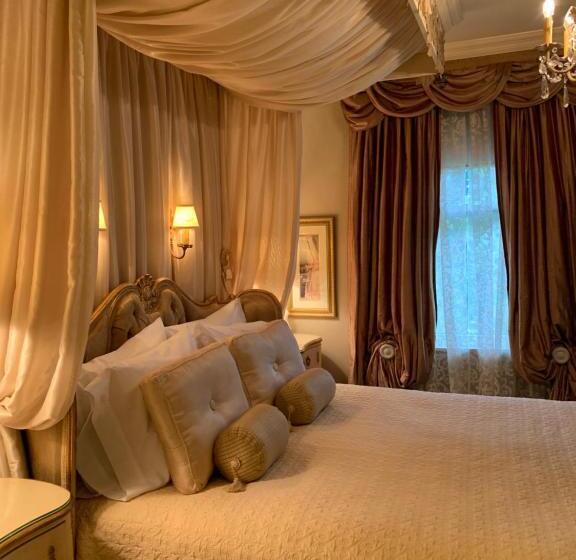 جناح إدارى, Russell Manor Bed & Breakfast
