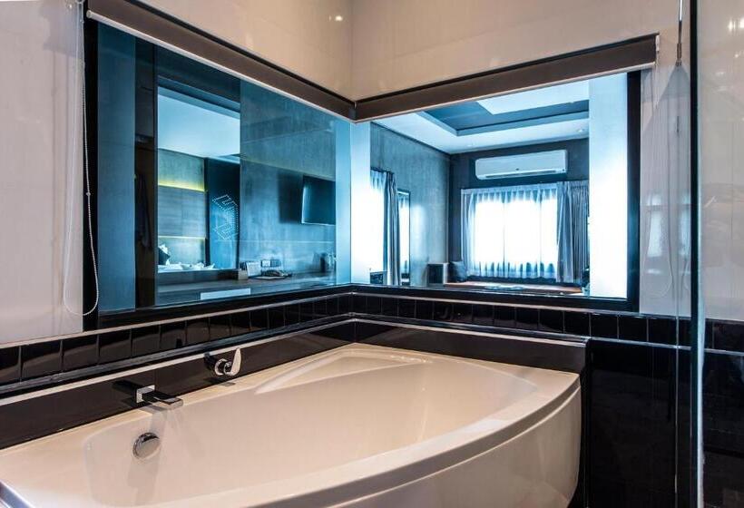 سوییت جونیور, Cresco Hotel Buriram
