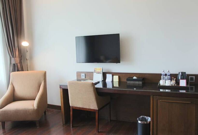 اتاق سوپریور با چشم‌انداز استخر, Dawei