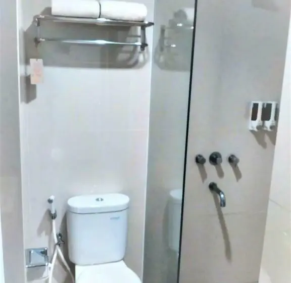 Habitación Estándar, Lynn  Serang
