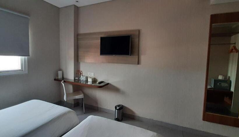 标准间, Lynn  Serang