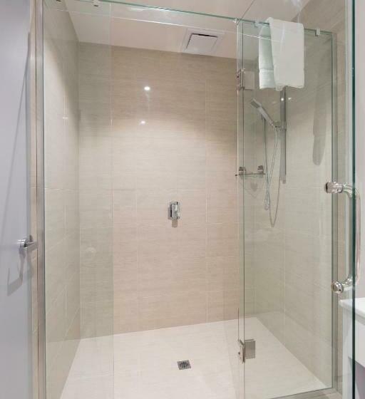 高级工作室, 2 On Whiteleigh And 239 On Lincoln Motel