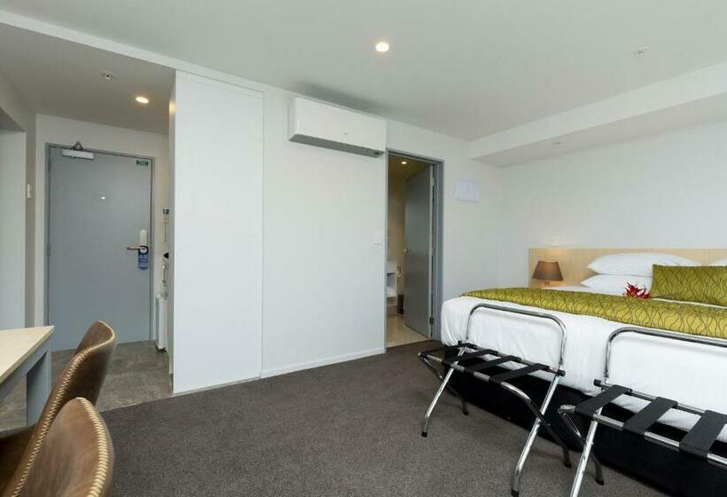 高级工作室, 2 On Whiteleigh And 239 On Lincoln Motel