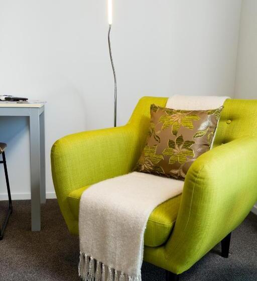 高级工作室, 2 On Whiteleigh And 239 On Lincoln Motel